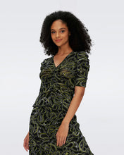 Load image into Gallery viewer, DVF	MELISSE REVERSIBLE TOP	RIBBON SNAKE MED/BAMBOO