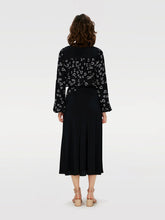 Load image into Gallery viewer, DVF	GINNY TWO BLOUSE	SMALL HEARTS BLACK